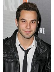 Skylar Astin Profile Photo